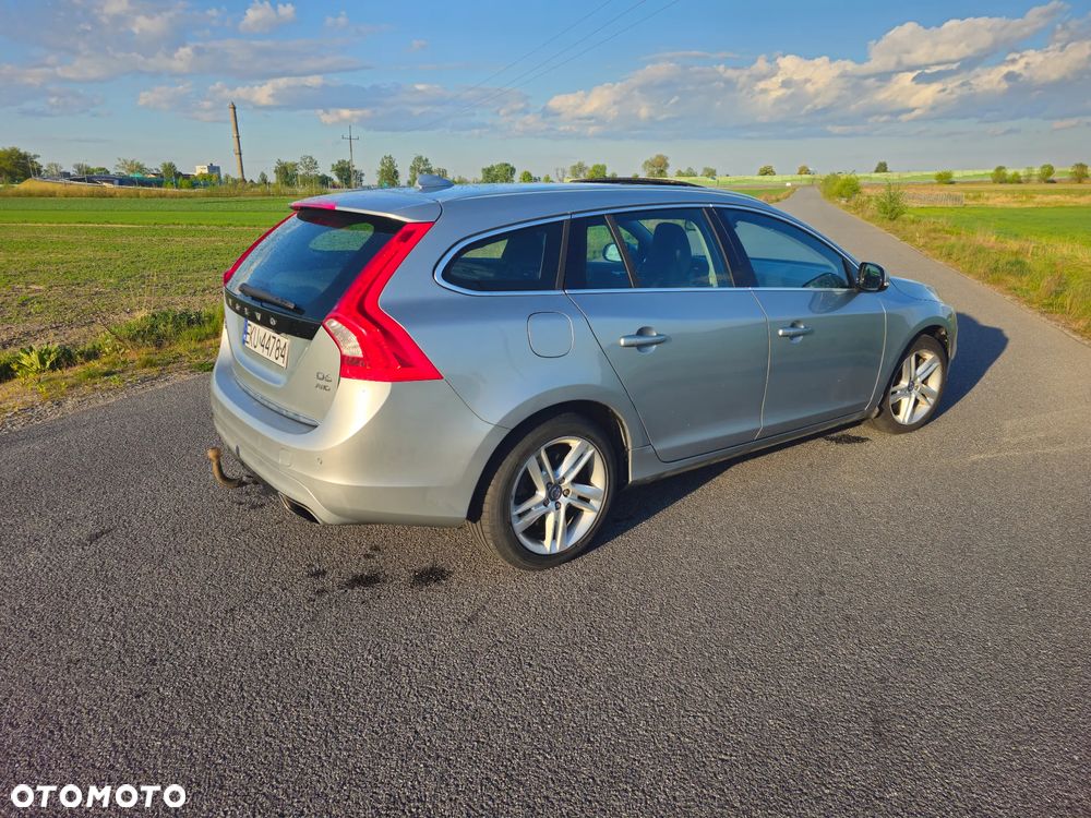 Volvo V60 D6 AWD Plug-in Hybrid Momentum - 3
