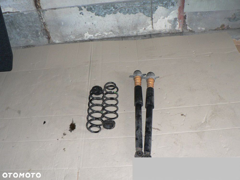 DW SKODA RAPID 2012 6R0512011BM AMORTYZATORY TYŁ