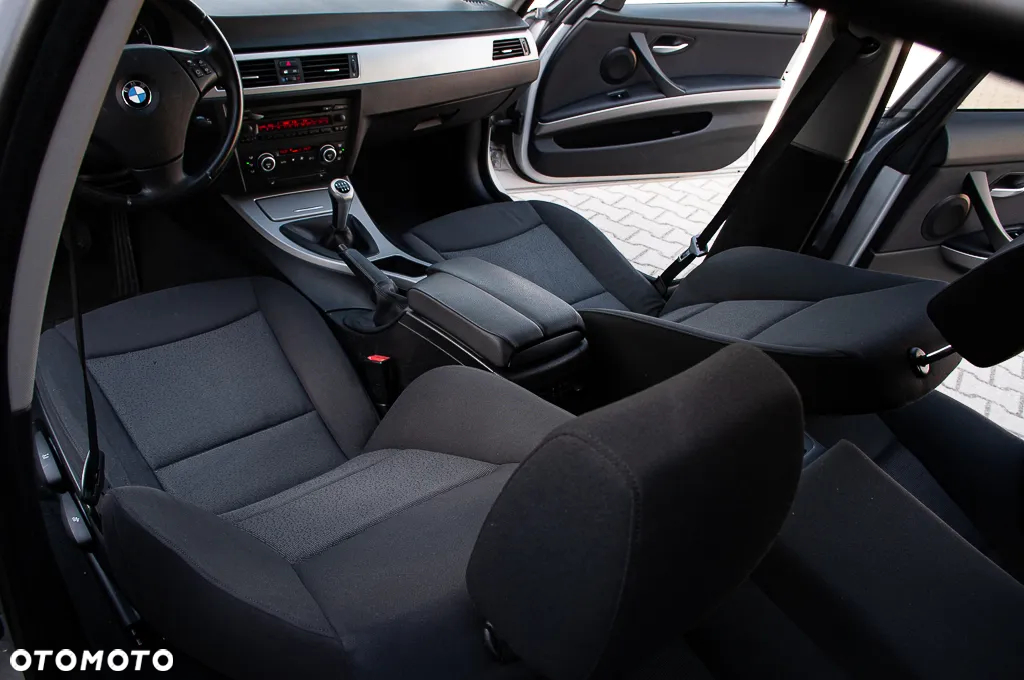 BMW Seria 3 318i Touring - 22