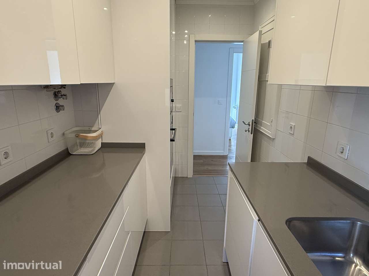 Apartamento T1 com sala generosa e varanda em Alvalade - Grande imagem: 5/10