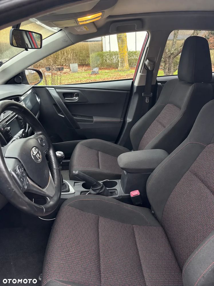 Toyota Auris 1.6 Valvematic Executive - 9