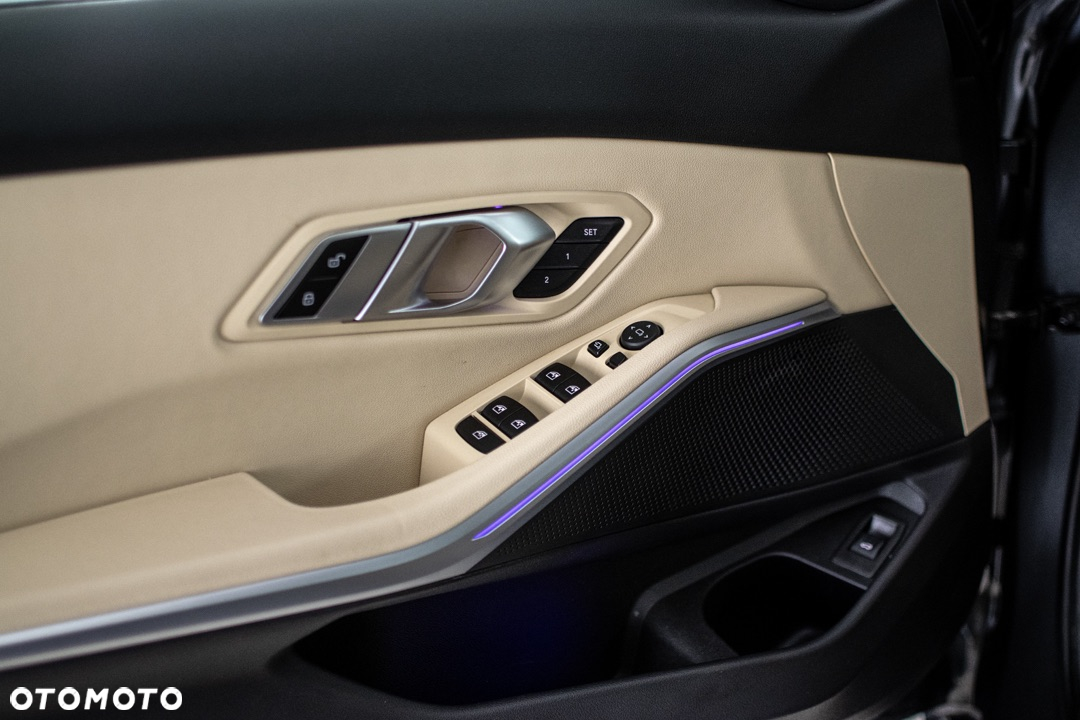 BMW Seria 3 330i GPF xDrive - 15