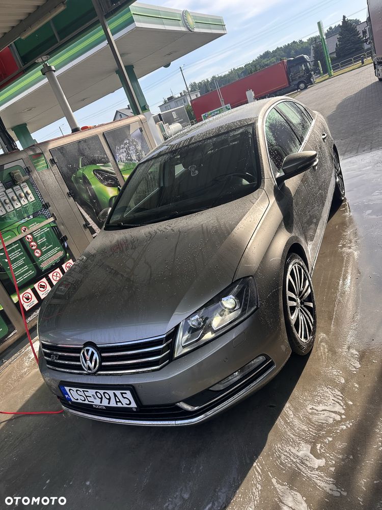 Volkswagen Passat - 1