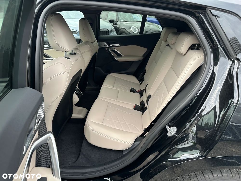 BMW iX2 eDrive20 66.5kWh M Sport - 8