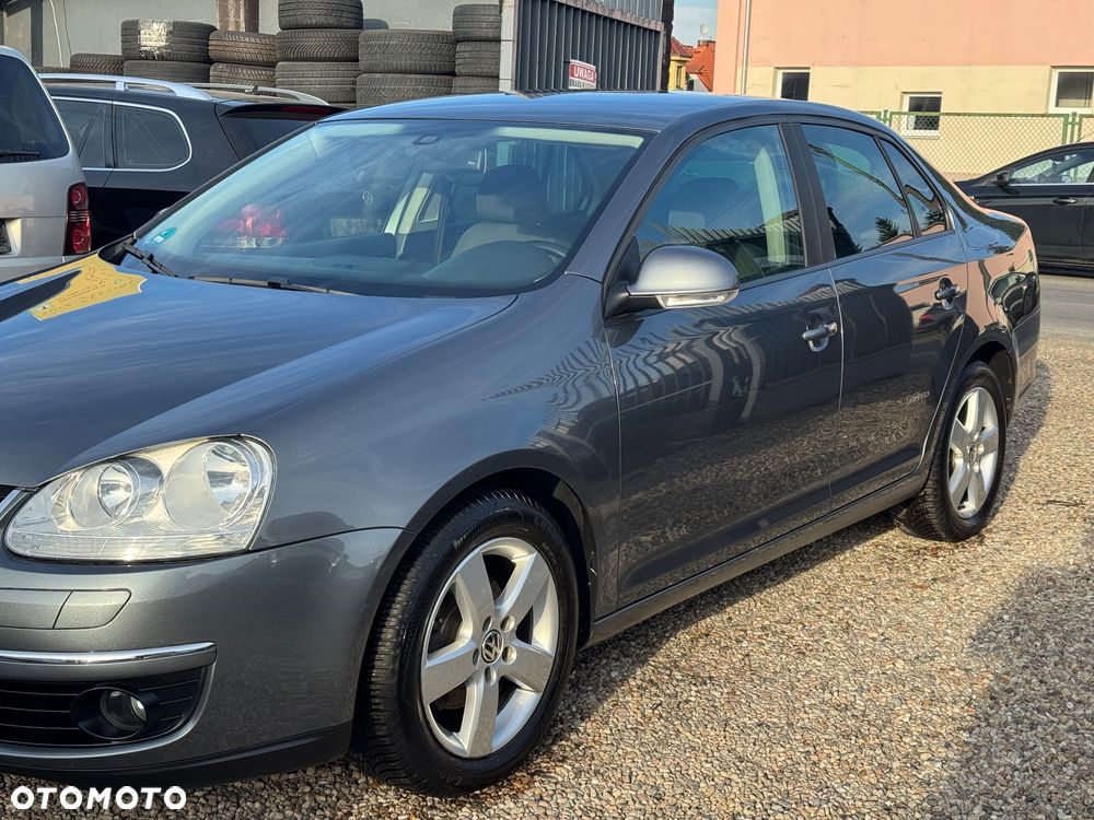 Volkswagen Jetta - 4