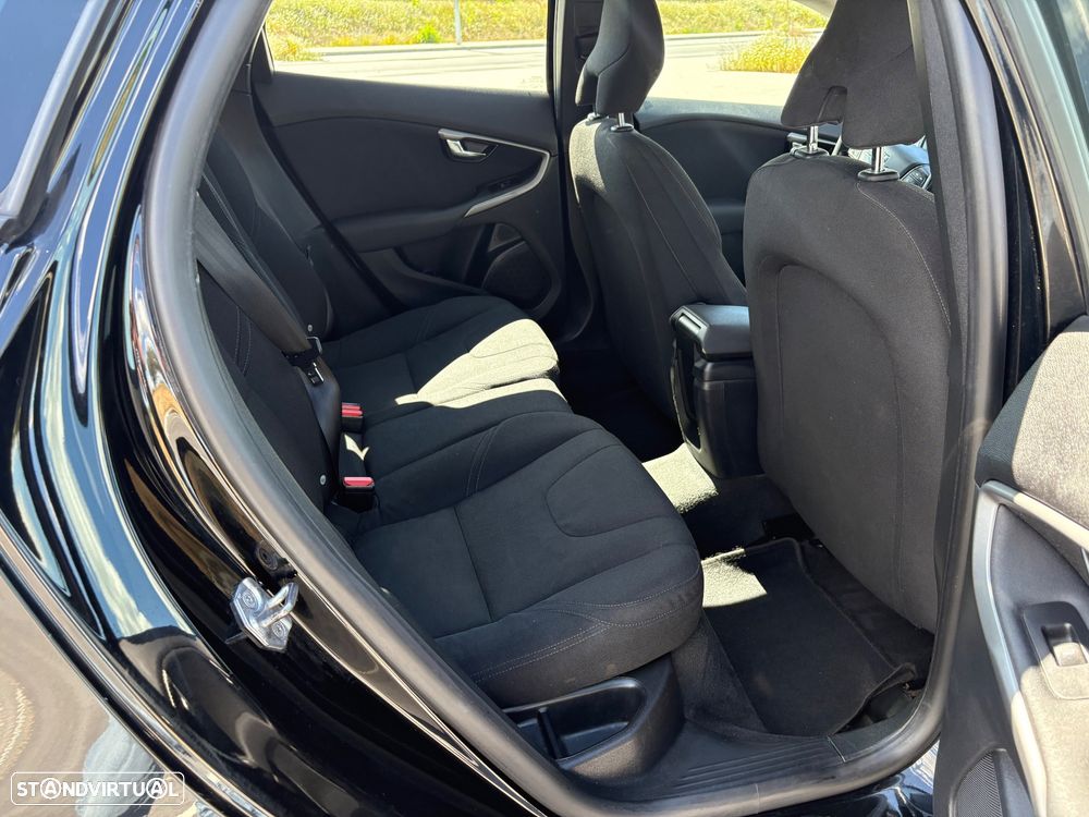 Volvo V40 2.0 D2 Momentum - 24