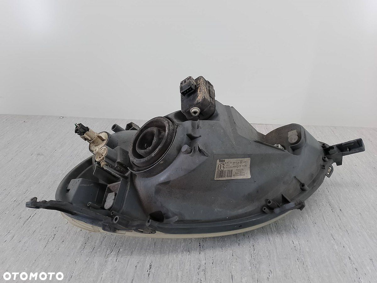 LAMPA PRZÓD PRAWA TOYOTA YARIS I ( 99-05 ) 81110-0D081   89900175 - 3