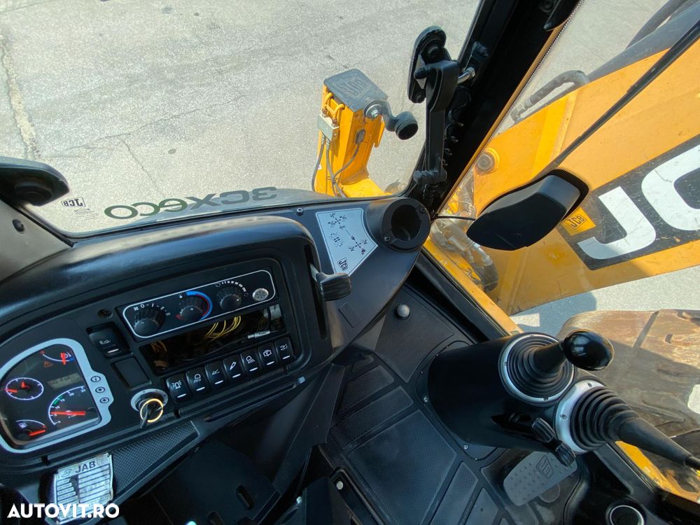 JCB 3CX ECO 4X4 BULDOEXCAVATOR - 38