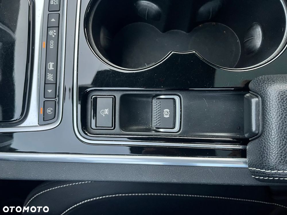 Jaguar XE 2.0 D AWD R-Sport - 31