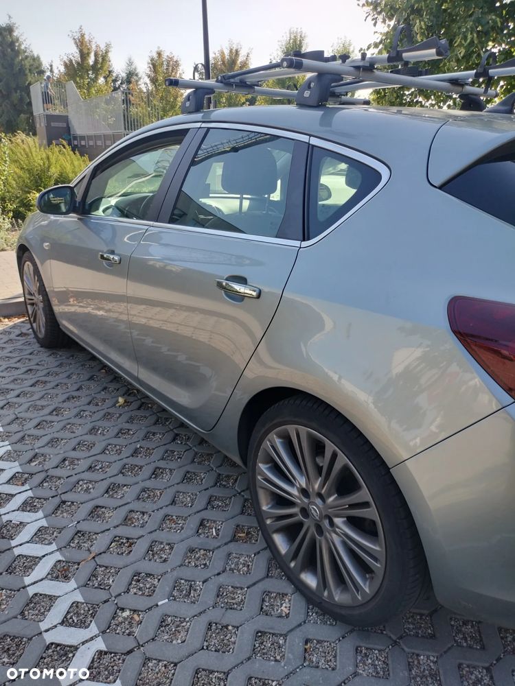 Opel Astra 2012 photo 2