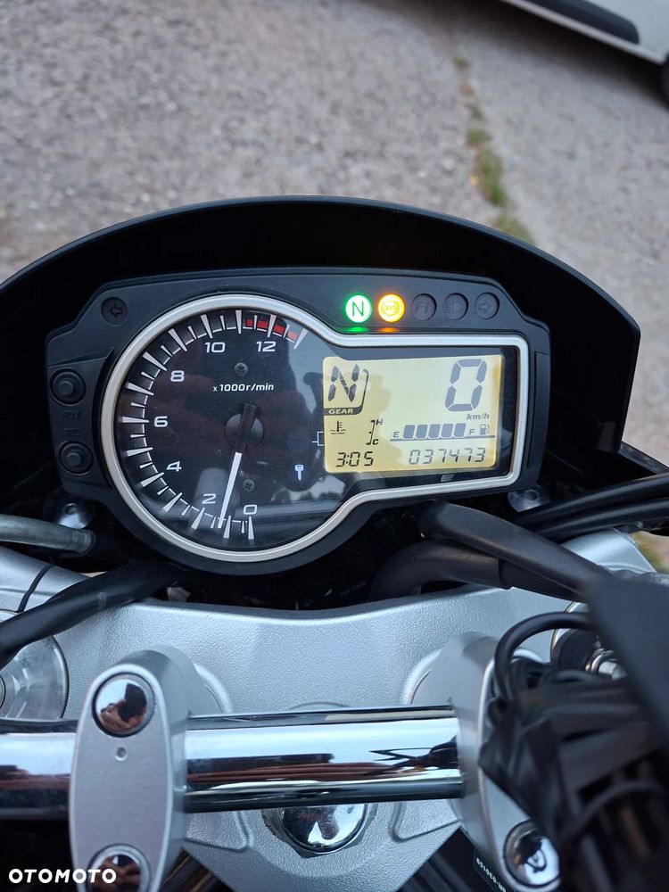 Suzuki GSR - 11