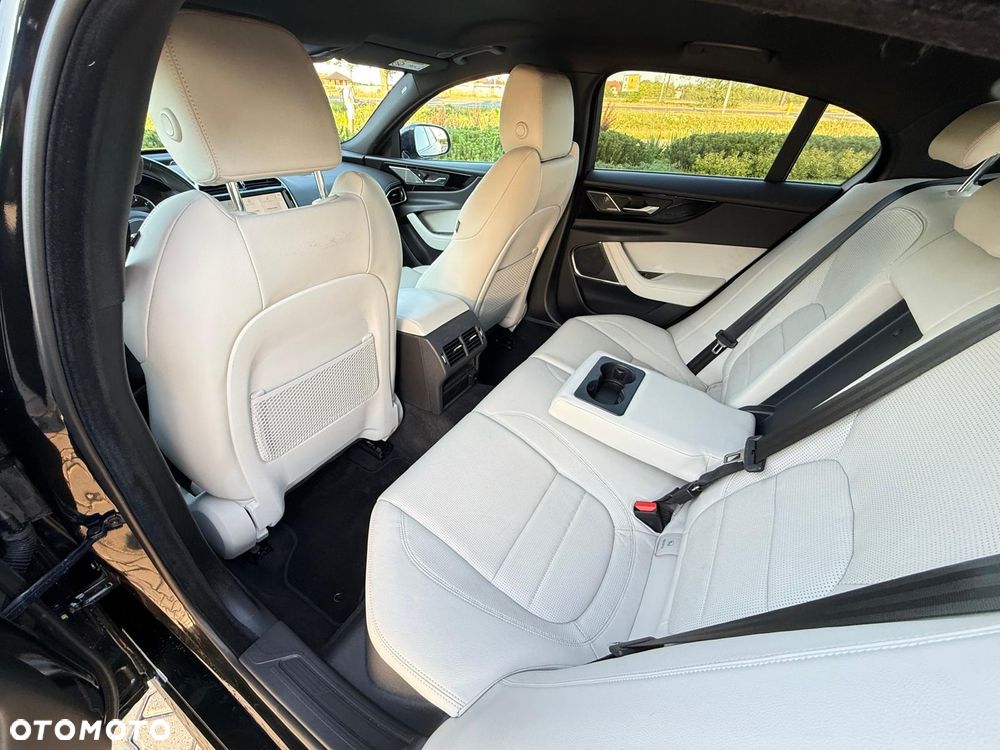 Jaguar XE 2.0 P250 R-Dynamic Black - 13