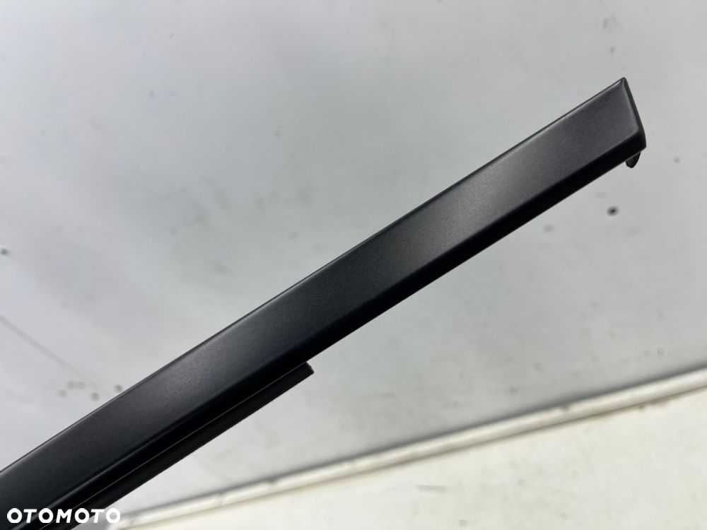 Listwa Porsche Macan 95b 14r.- czarny mat prawa tylna listwa zgarniająca uszczelka zewnętrzna drzwi - 2