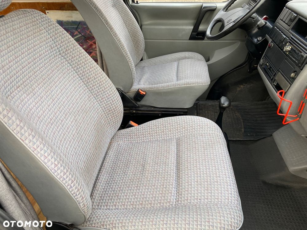 Volkswagen Caravelle - 18