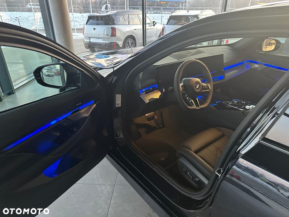 BMW Seria 5 540d xDrive mHEV - 15