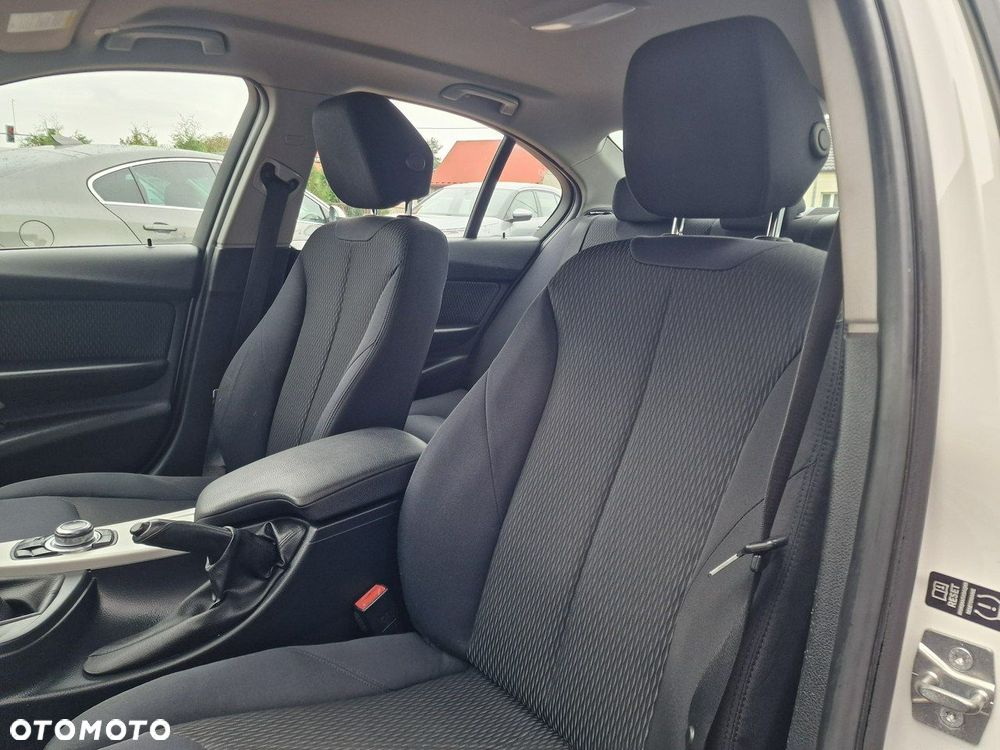 BMW Seria 3 320d xDrive - 18