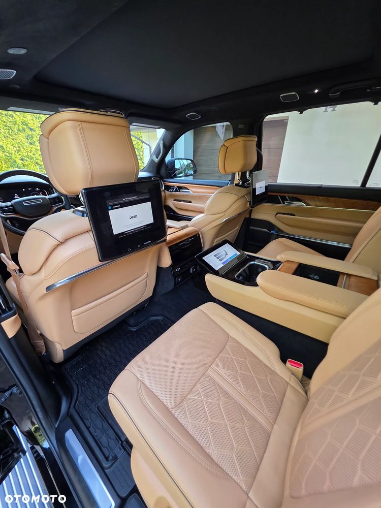 Jeep Grand Wagoneer - 38