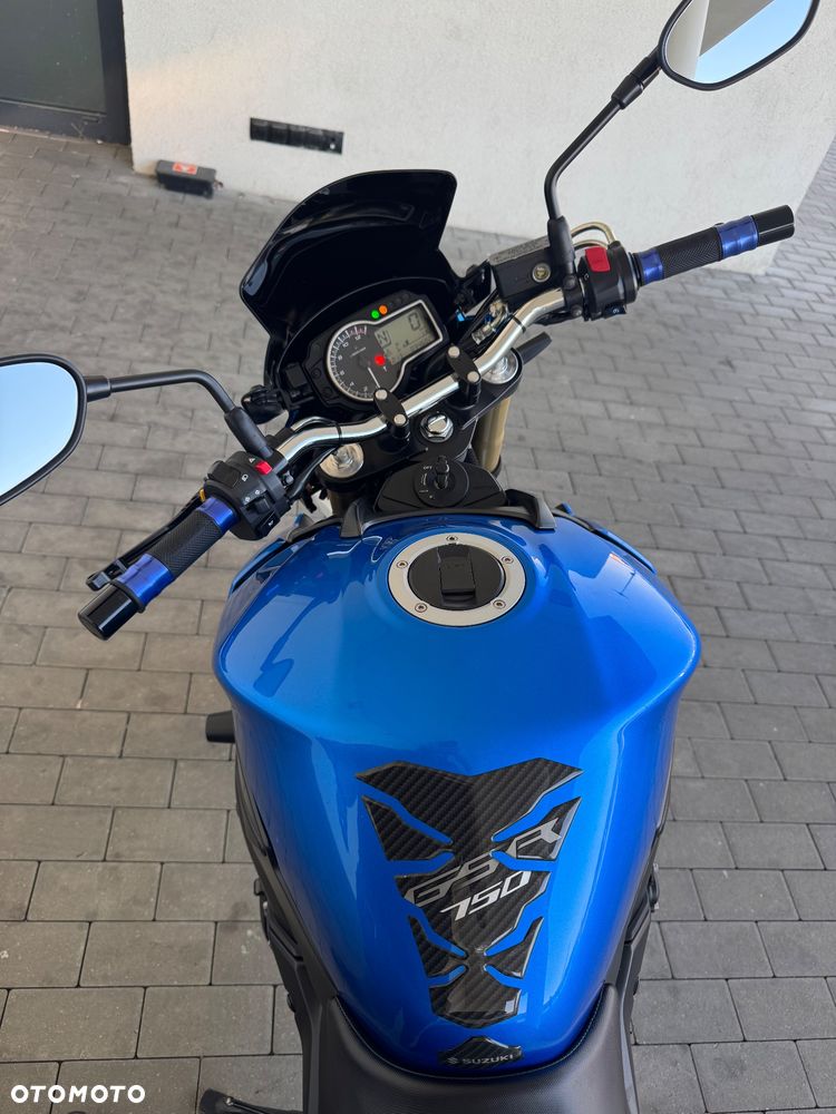 Suzuki GSR - 9