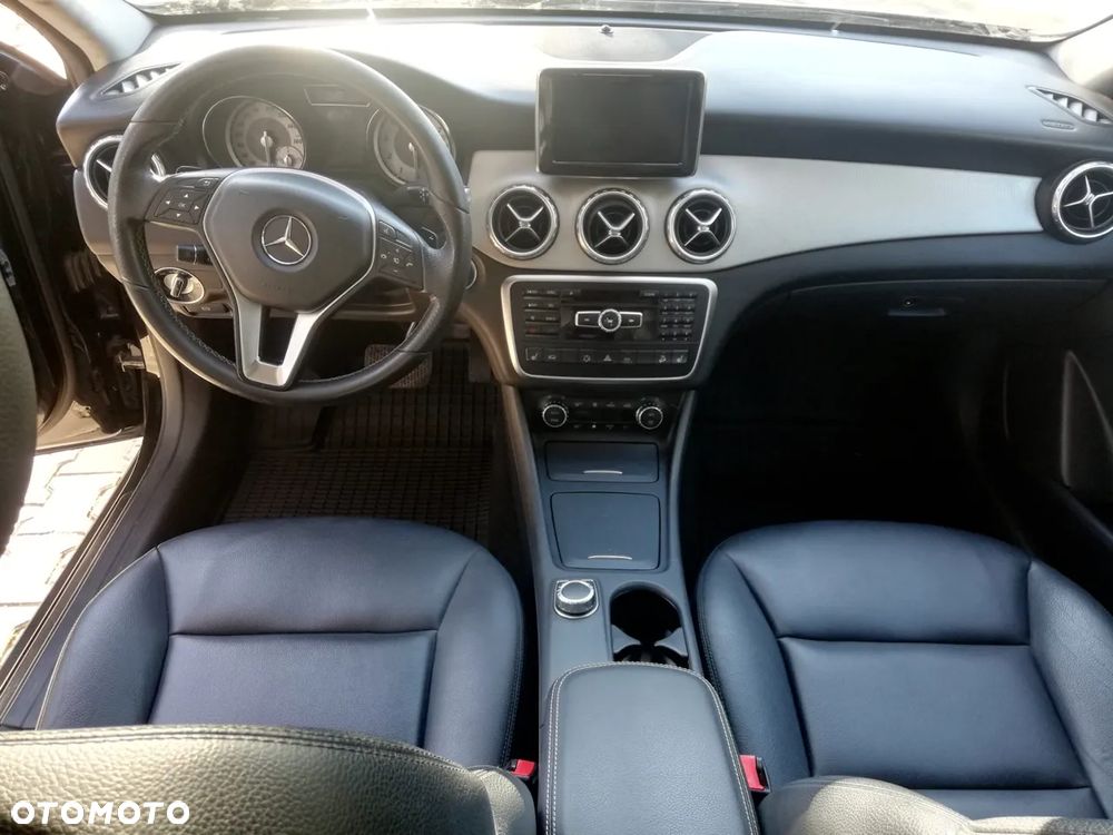 Mercedes-Benz GLA 250 4Matic 7G-DCT - 14