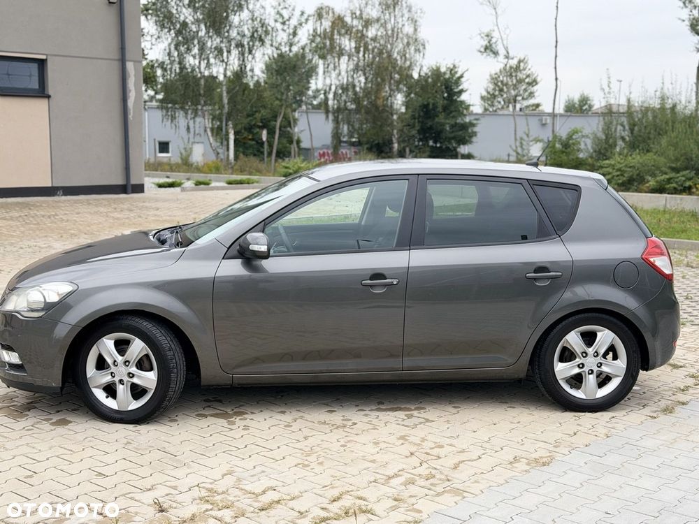 Kia Ceed 2011 photo 2