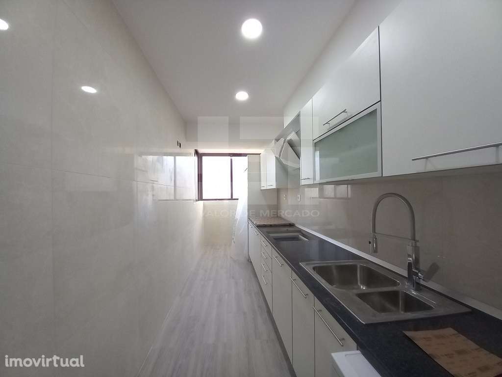 APARTAMENTO DUPLEX T3 - COSTA DA CAPARICA, 300 M DA PRAIA - Grande imagem: 2/47