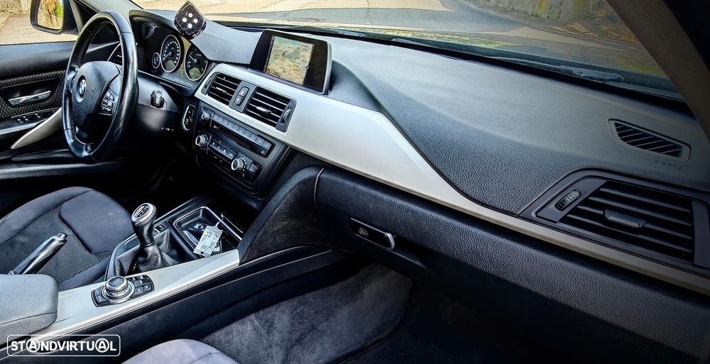 BMW 320 d Pack M - 12