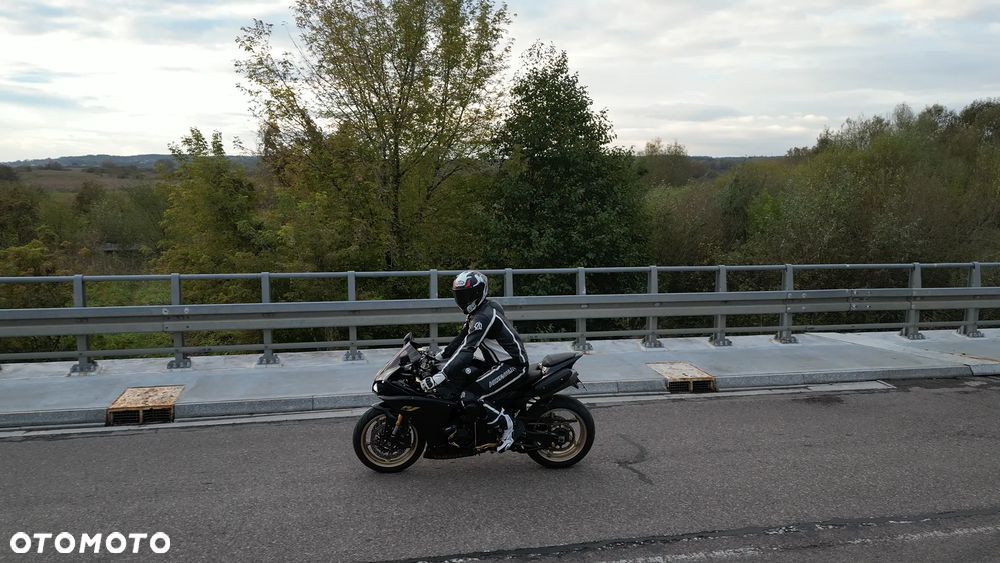 Yamaha R1 - 3