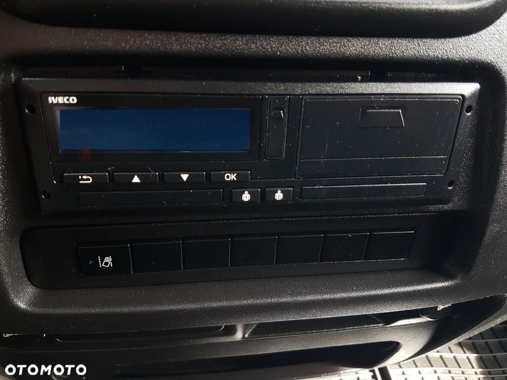 Iveco 70C18 KONTENER ROLETY BOK DO TRANSPORTU WODY 3,66x2,21x1,86 KLIMA DMC 7000KG RAMA PODWOZIE - 25
