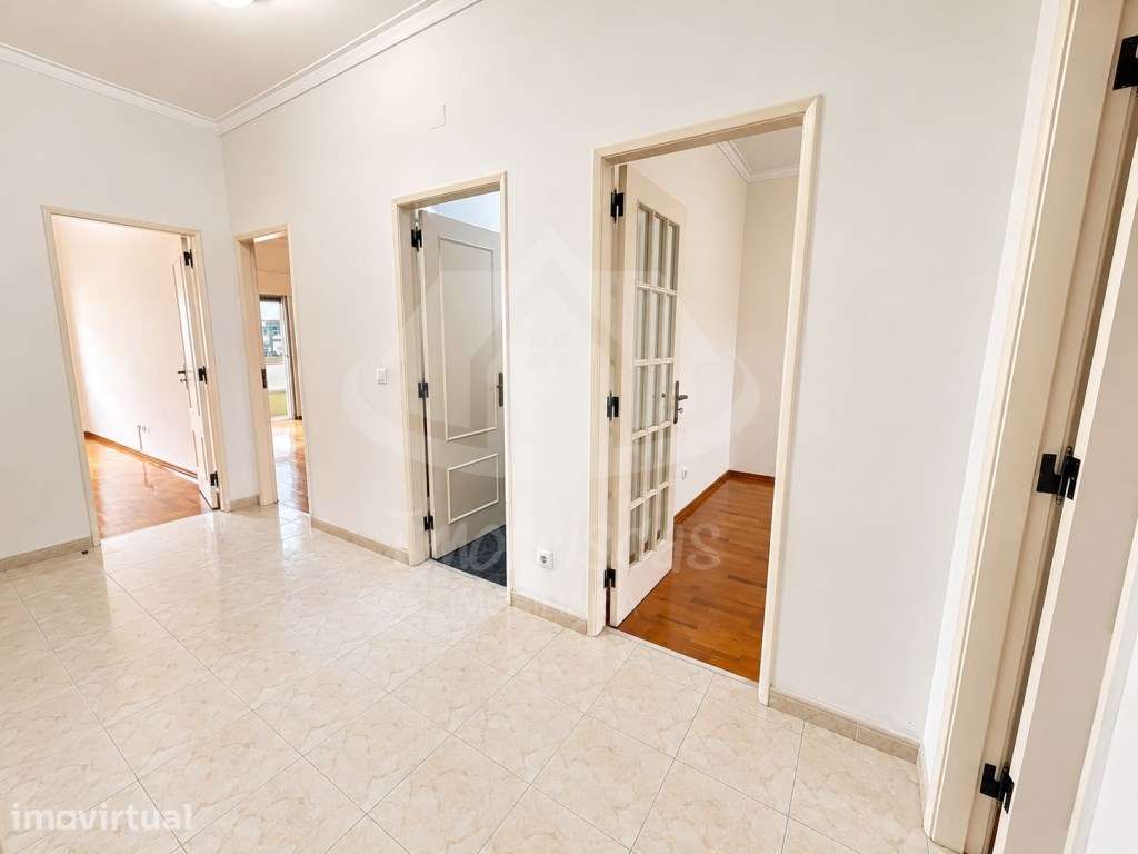 Apartamento T3 com Varanda em Vale de Figueira, São João da Talha - Grande imagem: 4/34