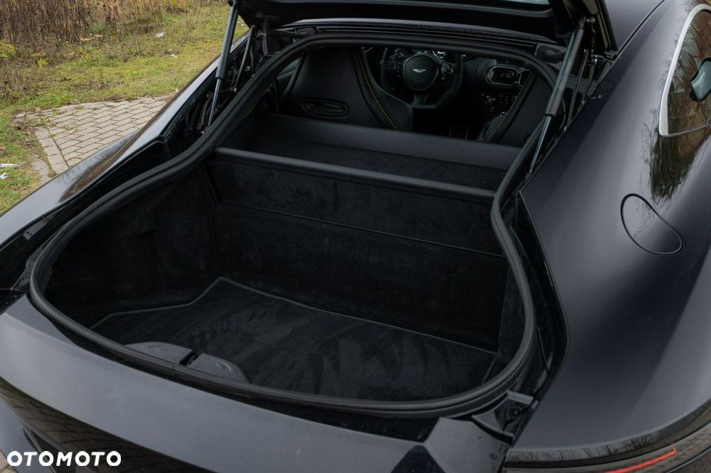 Aston Martin Vantage - 31