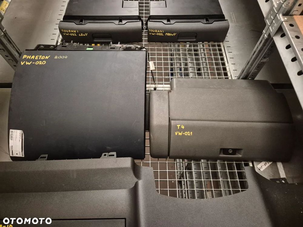 VOLKSWAGEN PORSCHE SCHOWEK PASAŻERA, ŚRODKOWY, KIEROWCY. - 12