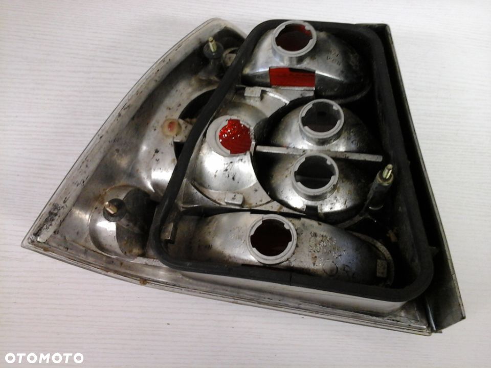 LAMPA TYLNA PRAWA VOLKSWAGEN BORA - 3