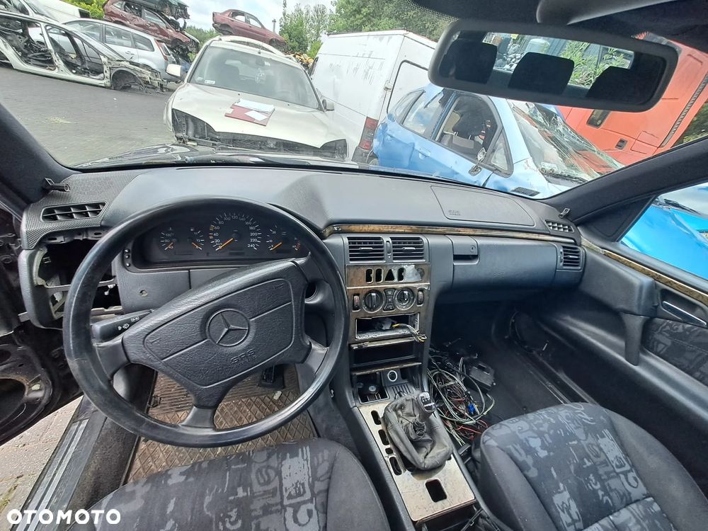 Mercedes – Benz Klasa E S/W210 (95-99r.) 2.2 CDI 125KM. Silnik 611.961 Skrzynia 717.466  lakier 339 (Violan). Cały na części. GWARANCJA !!!  Przód Tył Zestaw Komplet Drzwi Klapa Zderzak Błotnik Maska Grill Atrapa Szyba Pas Lampa Lusterko Boczki Fotel Kanapa Kokpit Deska Rozdzielcza Przełącznik Włącznik Sterownik Przewody Wiązka Instalacja Moduł Komputer Czujnik Listwa Pompa Alternator Wtryski Głowica Rozrusznik Kompresor Sprzęgło Dwumas Silnik Skrzynia ABS Klimatyzacji Paliwa Wspomagania Kolektor Turbina Przepustnica Zawór Chłodnica Koło Hak Belka Sanki Zawieszenie Mcpherson Półoś Amortyzator Wydech Tłumik Zacisk Most - 6