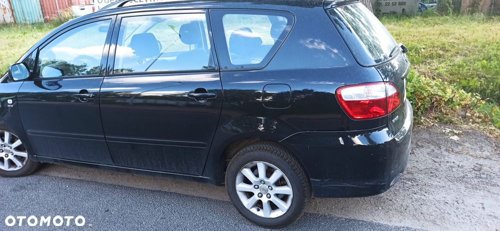 Toyota Avensis Verso 2.0 - 12