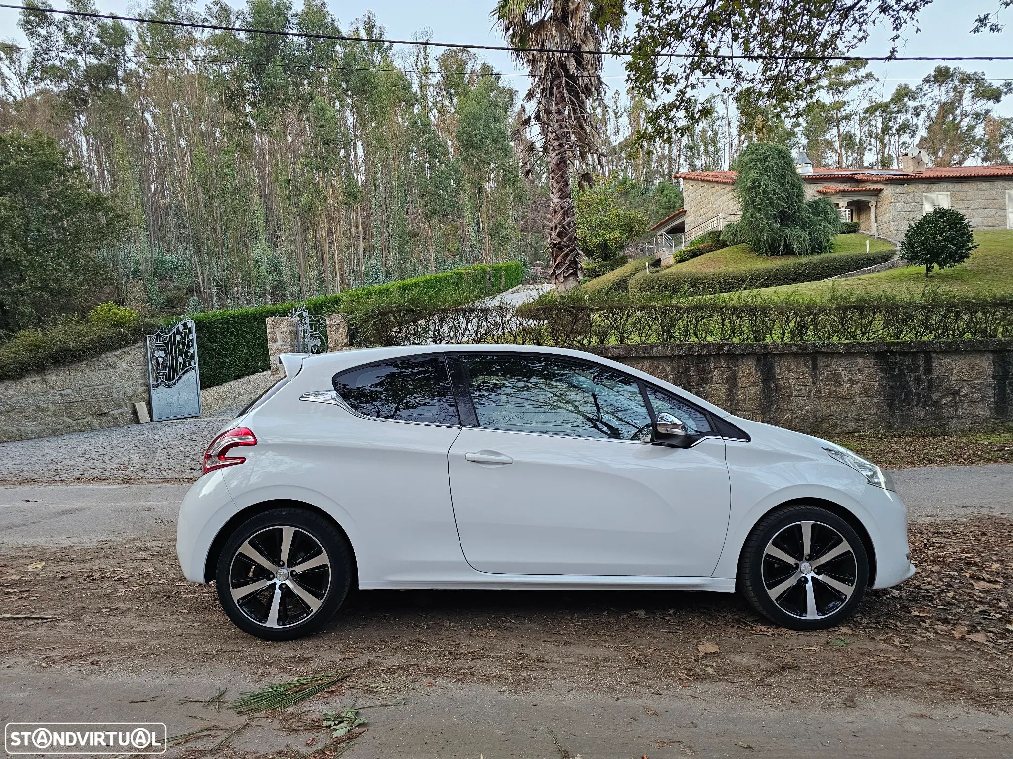 Peugeot 208 1.6 e-HDi Allure - 1