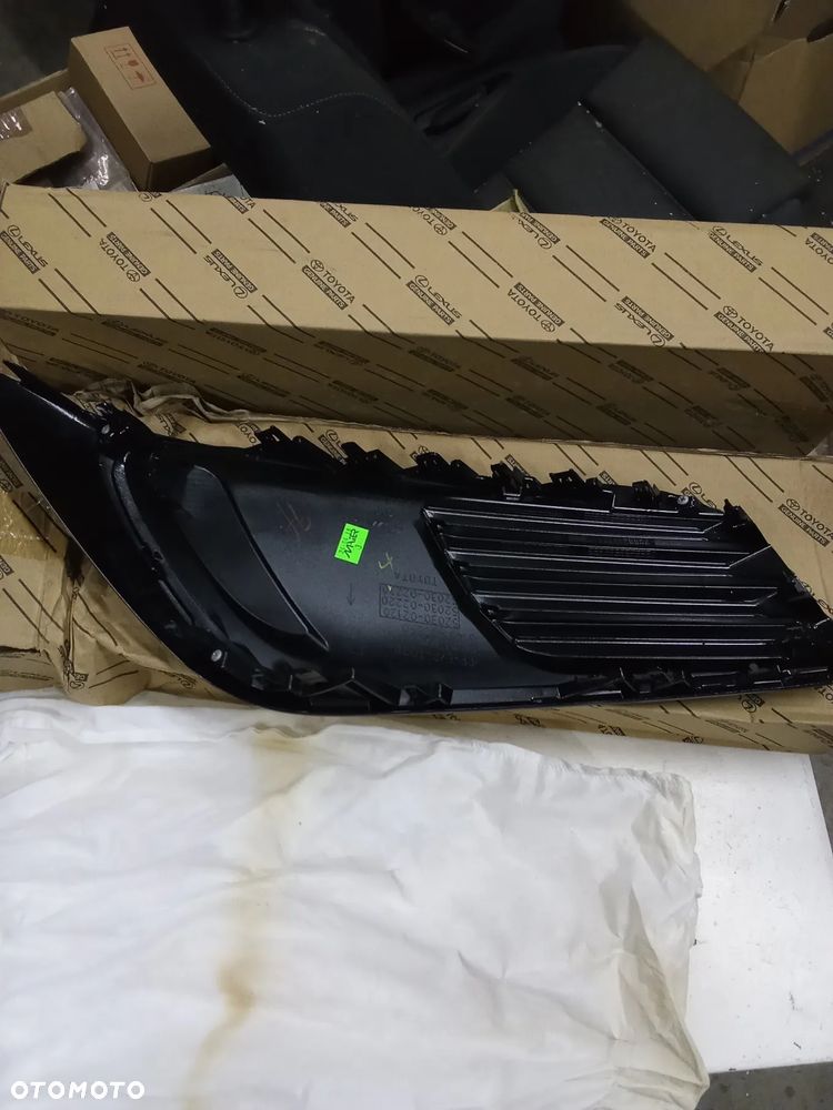 Toyota Auris II Lift kratka ramka w zderzak 52030-02120 - 2