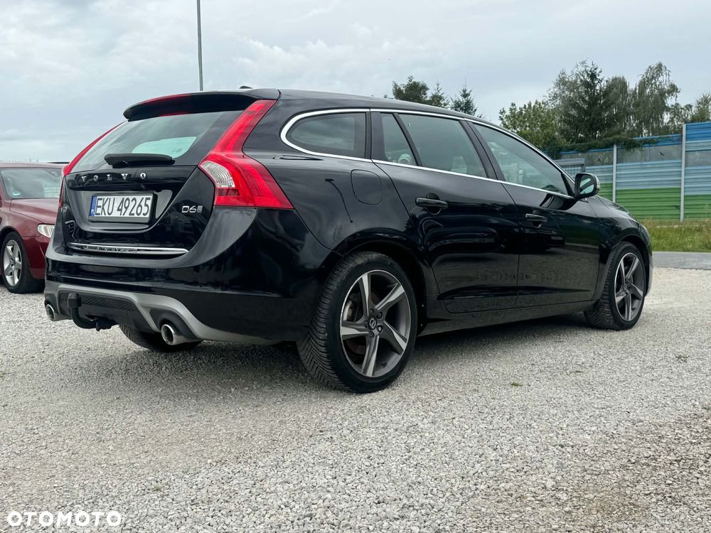 Volvo V60 D6 AWD Plug-in Hybrid R-Design Momentum - 11