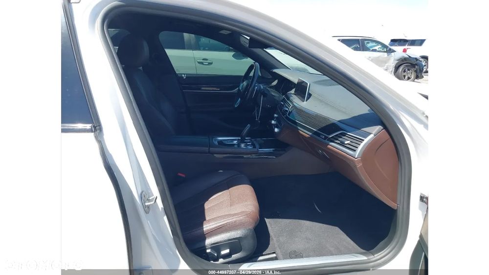 BMW Seria 7 740i - 8