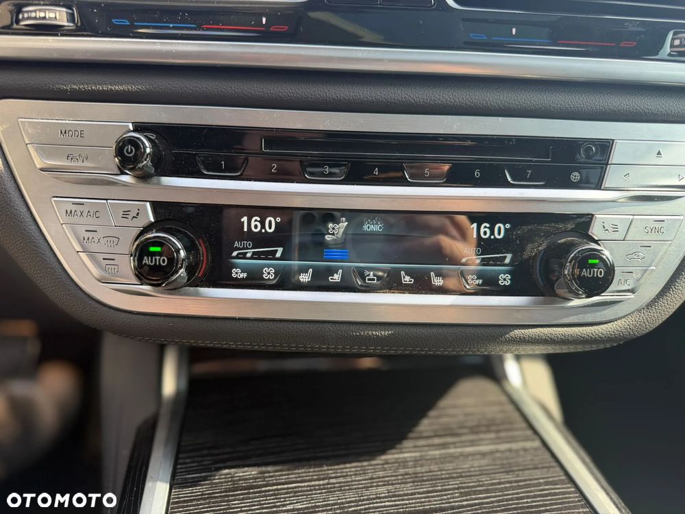 BMW Seria 7 750i xDrive sport - 11