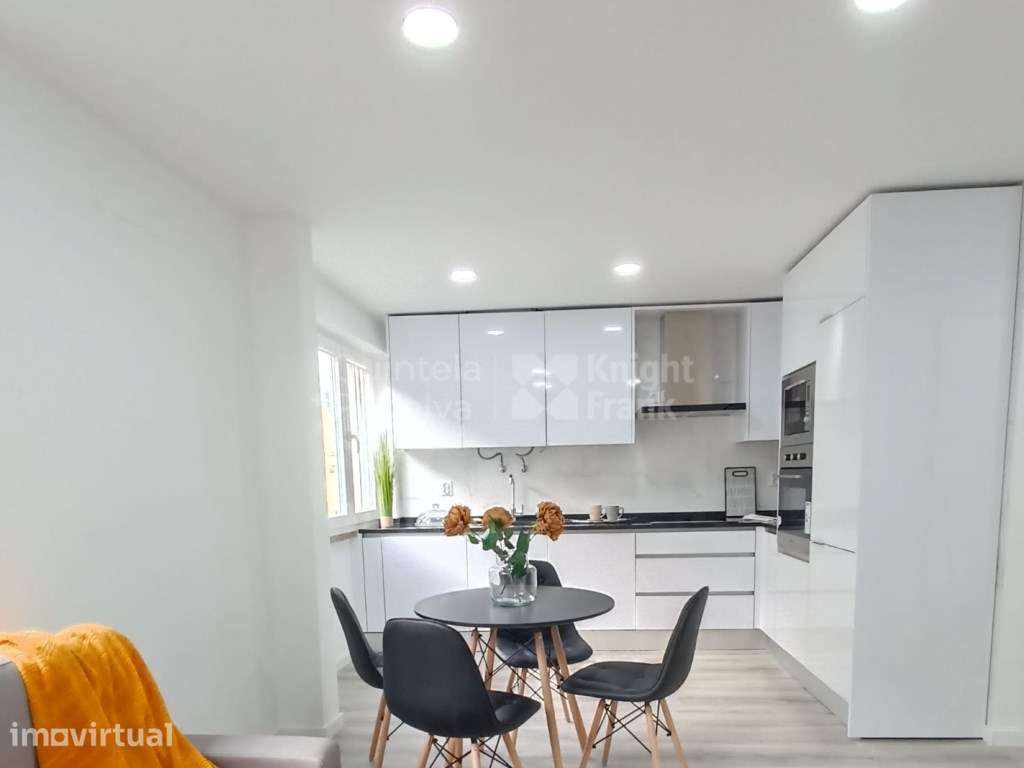 Apartamento T3 renovado com varanda em Benfica - Grande imagem: 2/22