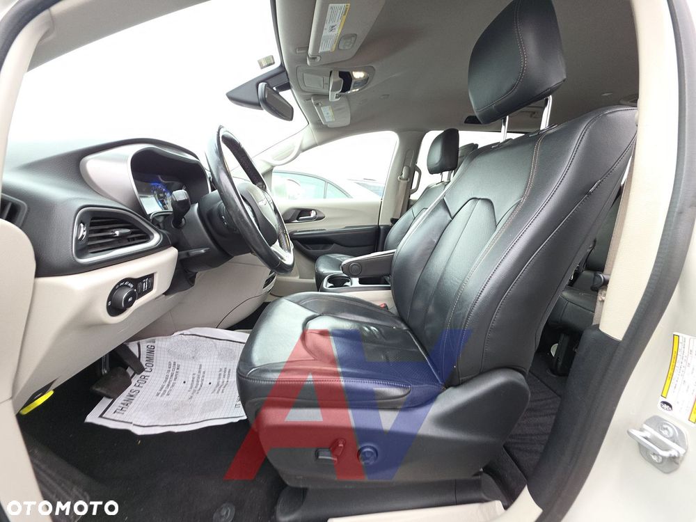 Chrysler Pacifica - 15