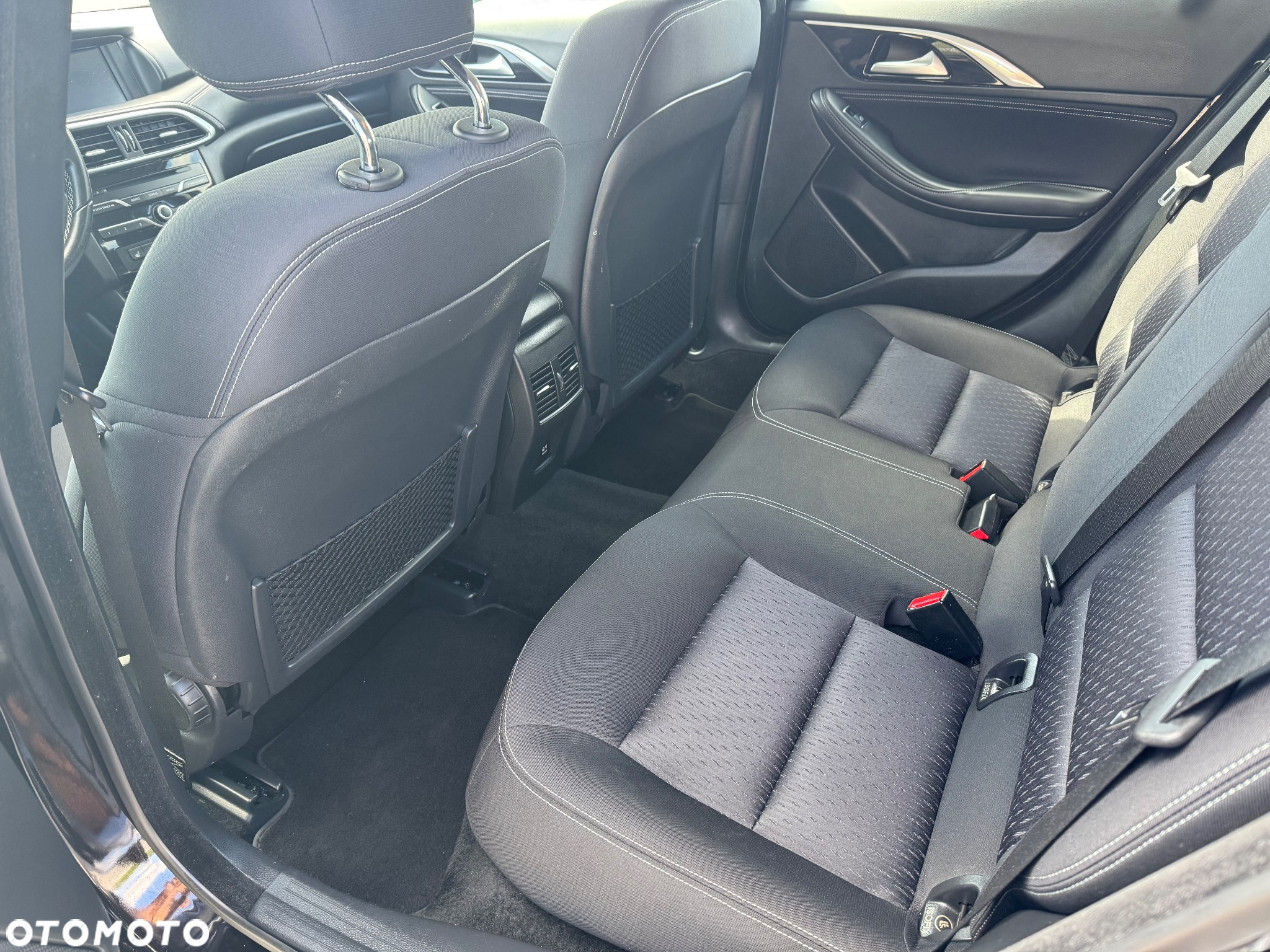 Infiniti Q30 1.6t - 12