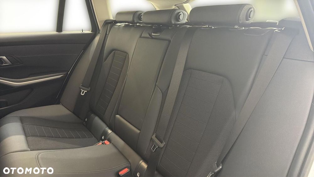 BMW Seria 3 318d mHEV - 17