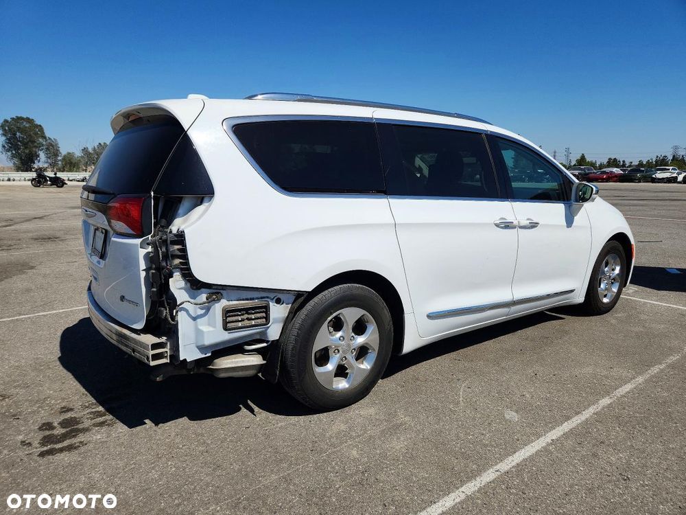 Chrysler Pacifica - 4