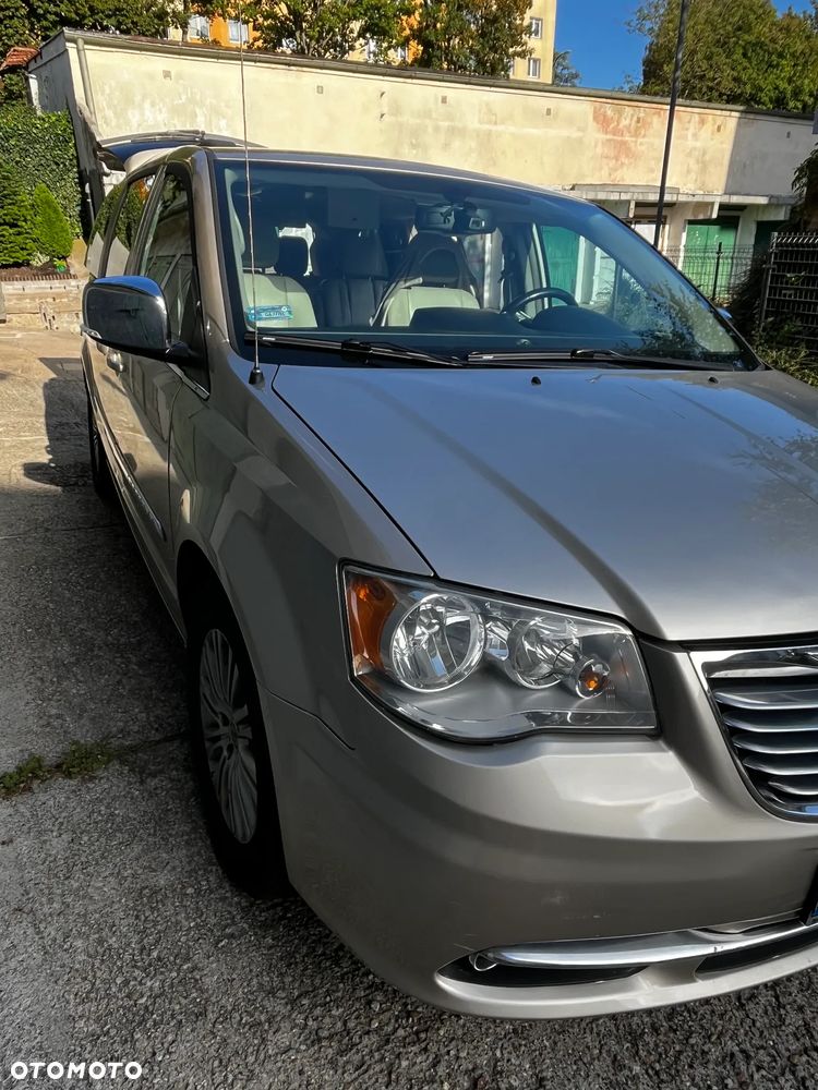 Chrysler Town & Country - 16