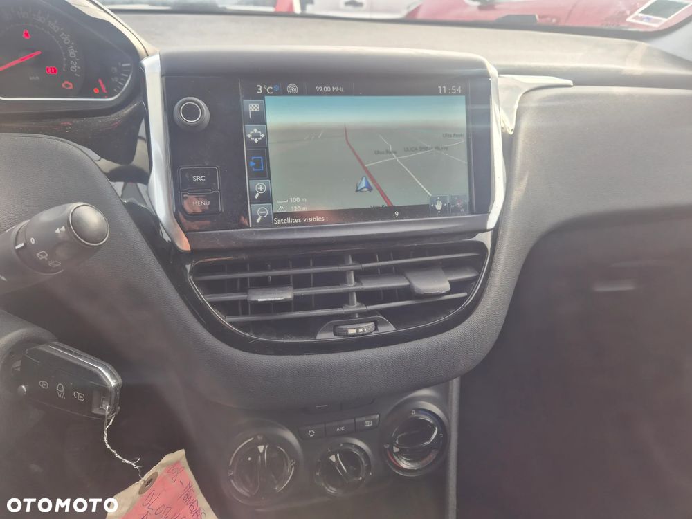 Peugeot 208 82 PureTech Style - 12