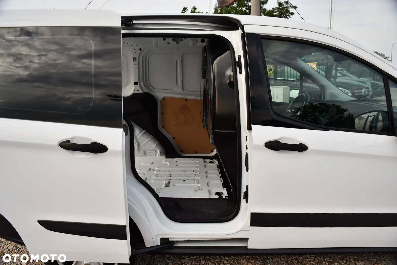Ford Transit Courier - 34