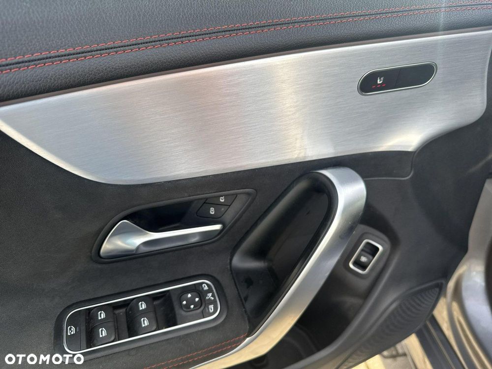 Mercedes-Benz CLA - 12