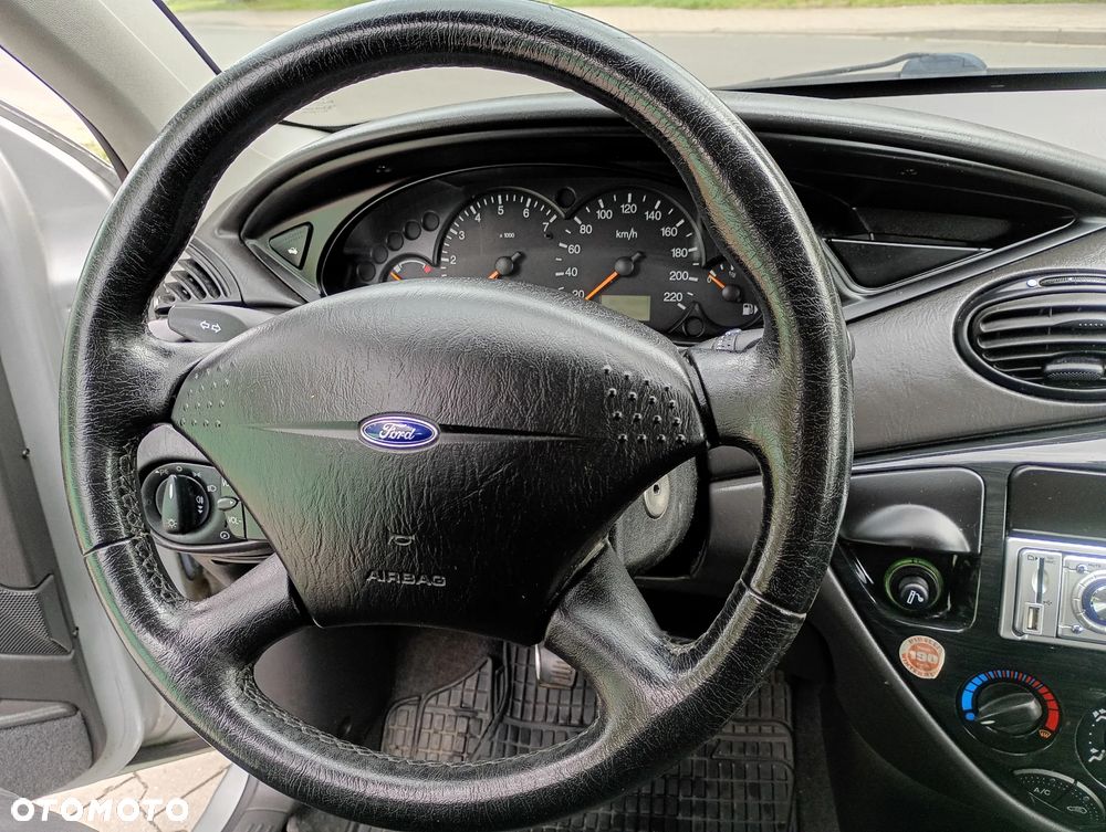 Ford Focus Ghia - 12