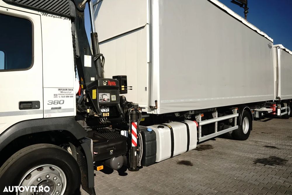 Volvo FM 380 / BDF / ANSAMBLU TANDEM / SUPRASTRUCTURĂ CU PRELATĂ (CURTAINSIDER) / 8,2 m + 6,1 m / MACARAUA HIAB 122 B-3 HIDUO / CAPACITATE MAX. DE RIDICARE: 3.950 kg / ROTATOR / PLATFORMĂ HIDRAULICĂ DHOLLANDIA / I-SHIFT / EURO 6 - 10